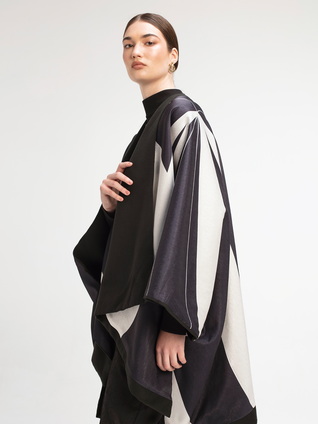 Amy Reversible Poncho - Fama Noir